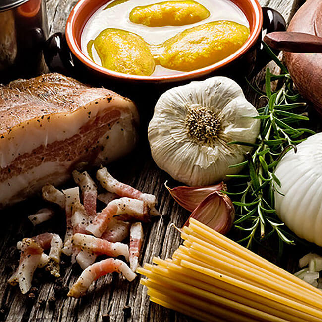 Pasta Amatriciana mit gelben Tomaten. Jegliches Gericht kann auch mit der gelben Tomate gezaupert werden da diese Sorte ihrer roten nichts nachsteht. Ein Grund mehr um gelbe Tomaten zu kaufen