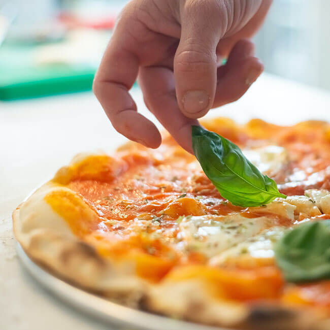 Pizza mit gelber Tomatensauce. Viele italienische Gericht sind geprägt von der Roten Farbe. Hier kann man erkennen das sich die gelben Tomaten super auf der Pizza wirken. Optisch wie geschmacklich in Highlight