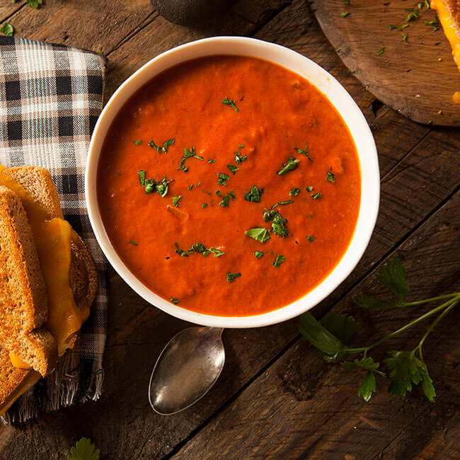 Cremige Tomatensuppe aus San Marzano Dosentomaten. Ihre stark Rote Farbe lässt den fruchtig süßen Geschmack erahnen
