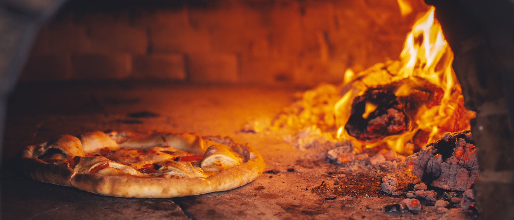 Pizza im Steinoffen direkt am Feuer gebacken. 