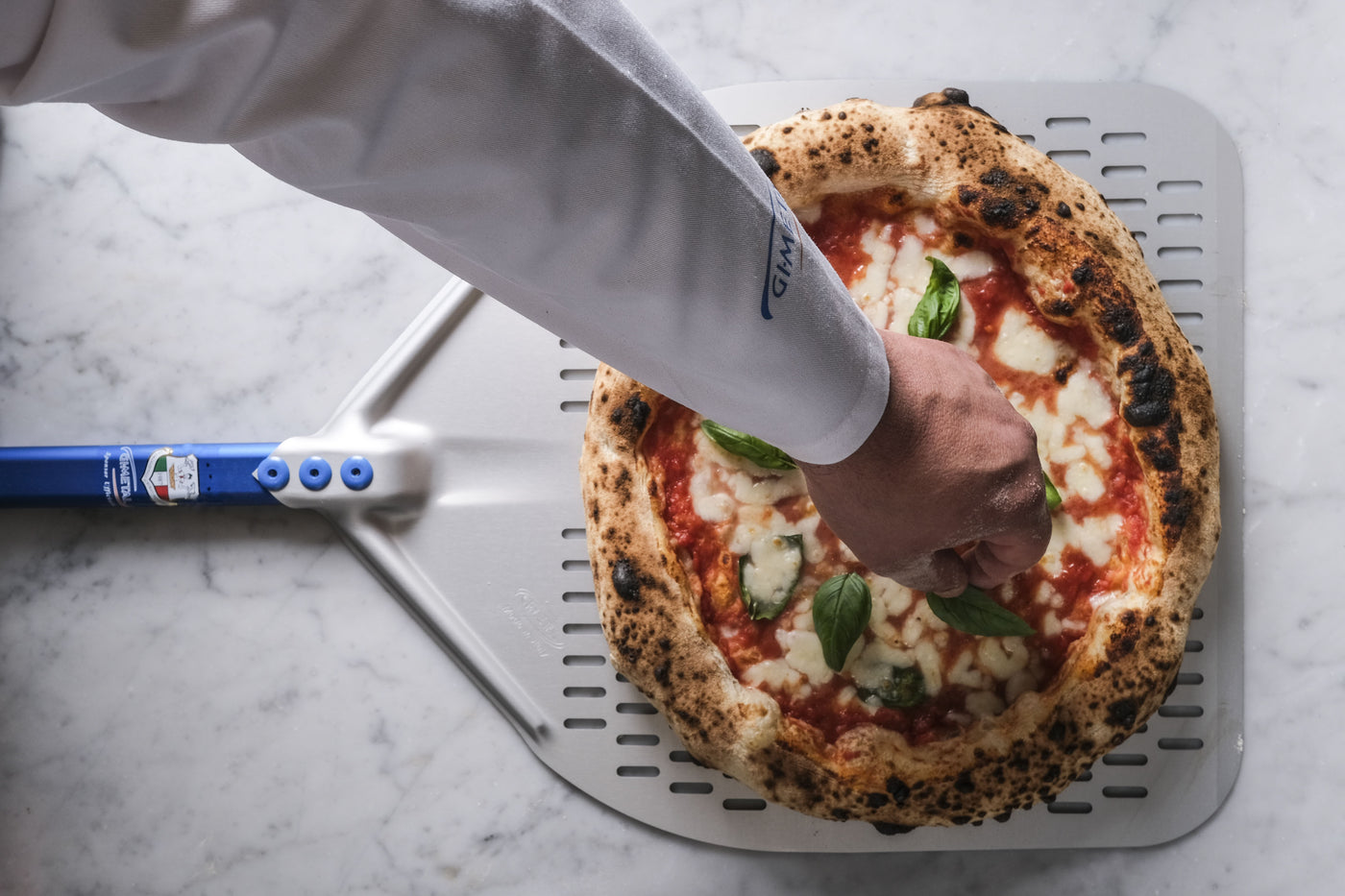 Gi Metal - Azzurra Pizzaschieber perforiert | Ø 33 cm | Stiel 60 cm | eckig