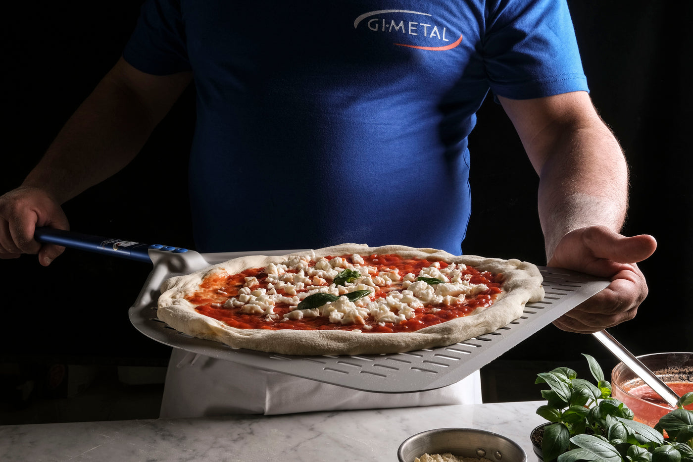Gi Metal - Azzurra Pizzaschieber perforiert | Ø 33 cm | Stiel 60 cm | eckig