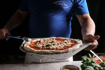 Gi Metal - Azzurra Pizzaschieber perforiert | Ø 33 cm | Stiel 60 cm | eckig