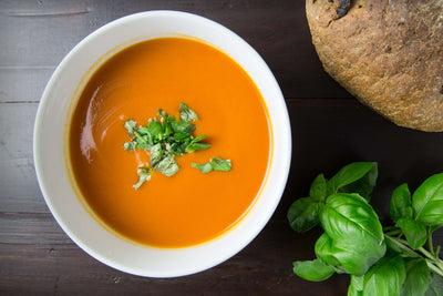 gelbe Tomatensuppe gekocht aus gelben Tomaten in der Dose